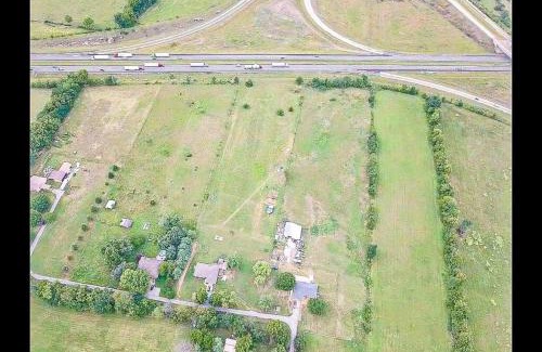 Brookline Station Apartamento | Moon River Smart-Suite near Interstate 44 and Airport