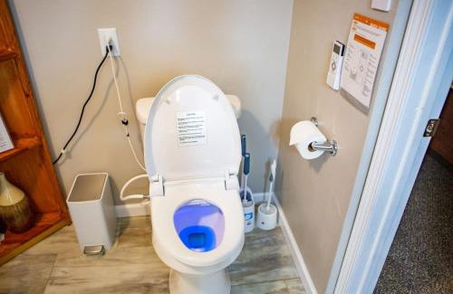 Brookline Station Apartamento | Moon River Smart-Suite near Interstate 44 and Airport