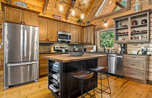 Marion Cabina | Moondance | Log Cabin with Hot Tub, Fire Pit & Mountain Views!