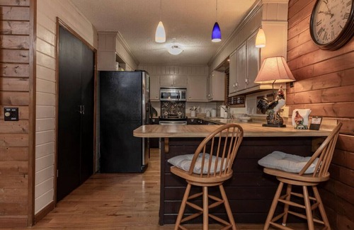 Deep Gap Cabina | Moondust Lodge - Sleeps 8 - Wrap Around Porch - Community Pool