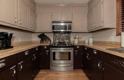 Deep Gap Cabina | Moondust Lodge - Sleeps 8 - Wrap Around Porch - Community Pool