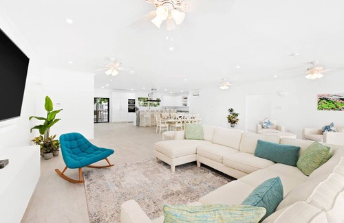 Sunset Crest Casa | Moonflower Villa: Luxe 3-bed Oasis on West Coast