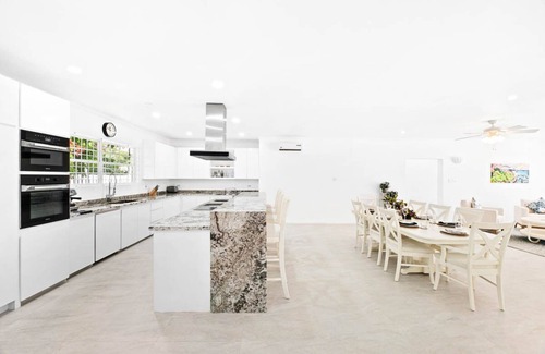 Sunset Crest Casa | Moonflower Villa: Luxe 3-bed Oasis on West Coast