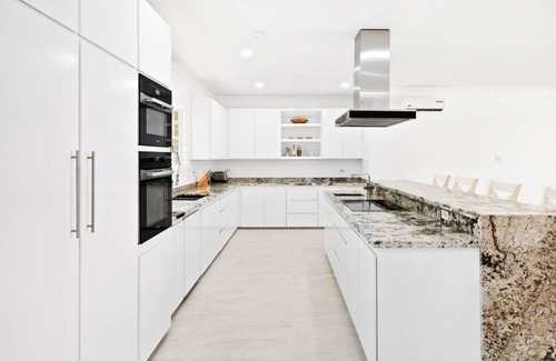 Sunset Crest Casa | Moonflower Villa: Luxe 3-bed Oasis on West Coast