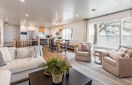 Alexandria Casa | Moonglade House on Lake Carlos