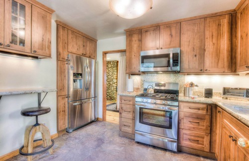 Kings Beach Cabina | Moonlight Cove w/ Grill Tahoe Beach Next Door!