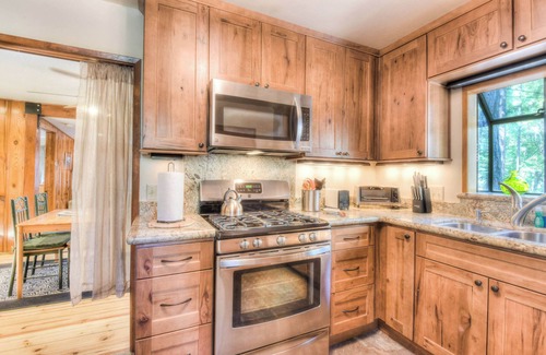Kings Beach Cabina | Moonlight Cove w/ Grill Tahoe Beach Next Door!