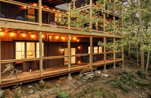 Brooks Casa | Moonlight Ridge Cabin Retreat in Shepherdsville