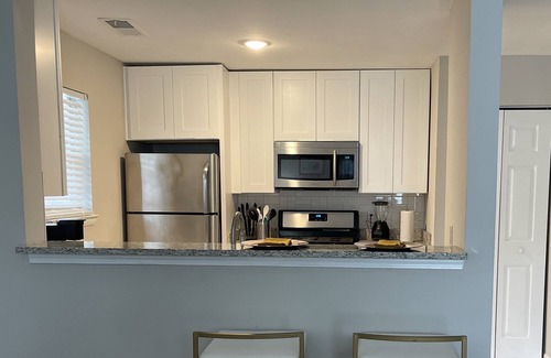 Lindbergh Apartamento | Moonlight Suite King Bd Free Parking Fast Wifi Pool Full Kitchen Near Hospitals