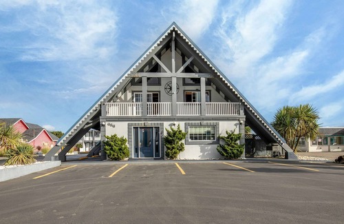 Ocean Shores Hotel | Moonlight Trail - King Studio Room at Wanderlust Inn, Pet Friendly