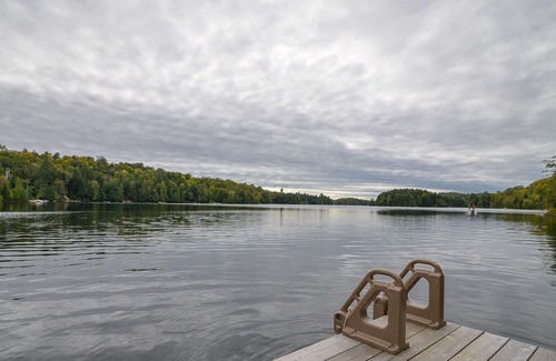 Val-des-Monts Cabaña | Moonlit Peak Chalet: Stunning Lakefront w/hot tub