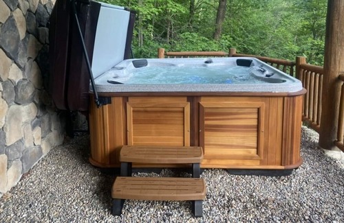 Val-des-Monts Cabaña | Moonlit Peak Chalet: Stunning Lakefront w/hot tub