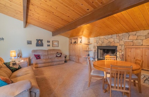Moonridge Casa | Moonridge Manor - Very lovely cabin in a quiet neighborhood with an amazing hot tub!