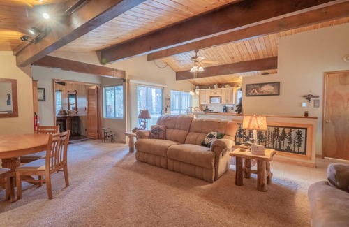 Moonridge Casa | Moonridge Manor - Very lovely cabin in a quiet neighborhood with an amazing hot tub!
