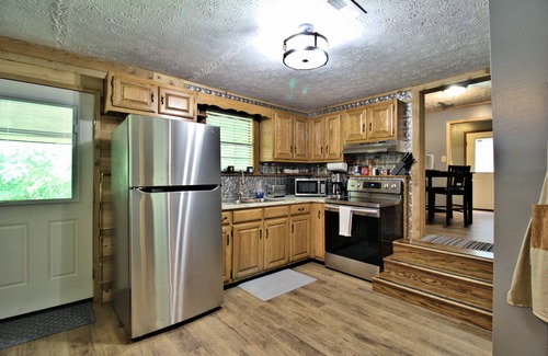 Newport Cabina | Moonshine Cabin with a nice yard on the creek in the shadows of the Smokies