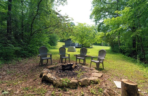 Newport Cabina | Moonshine Cabin with a nice yard on the creek in the shadows of the Smokies