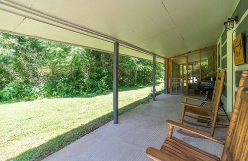 Newport Cabina | Moonshine Cabin with a nice yard on the creek in the shadows of the Smokies