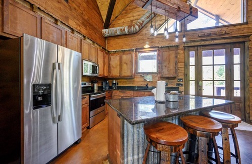 Golden Cabina | Moonshine Falls - Hot tub, boat parking, WIFI, relaxation, wildlife, and games!