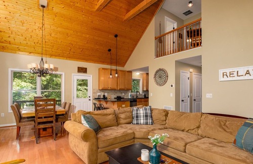 Basye Chalet De Esquí | Moonshine Mountain | Hot tub & fire pit | Bryce Resort