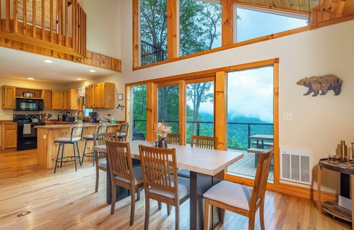 Burnsville Cabina | Moonshine Mtn Lodge ~ Stunning Mtn Views+Hot Tub+Gas Fire Table ~ Grill & WiFi!