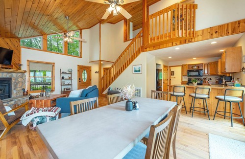 Burnsville Cabina | Moonshine Mtn Lodge ~ Stunning Mtn Views+Hot Tub+Gas Fire Table ~ Grill & WiFi!