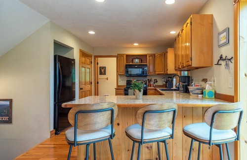 Burnsville Cabina | Moonshine Mtn Lodge ~ Stunning Mtn Views+Hot Tub+Gas Fire Table ~ Grill & WiFi!