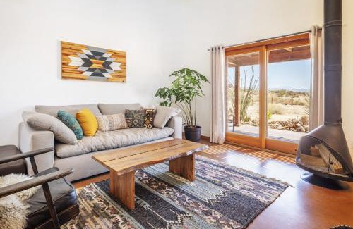 Joshua Tree Casa | MoonView Modern - Hot tub, BBQ & Private Pool home