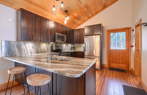 Logan Cabina | Moore Hollow Cabin in the Heart of Hocking Hills-Covered Hot Tub-Private-Hiking