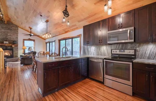 Logan Cabina | Moore Hollow Cabin in the Heart of Hocking Hills-Covered Hot Tub-Private-Hiking