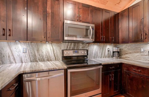 Logan Cabina | Moore Hollow Cabin in the Heart of Hocking Hills-Covered Hot Tub-Private-Hiking