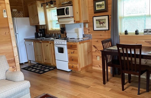 Tryon Cabina | Moore Road Cabin 2 Pet Friendly Equestrian Delight