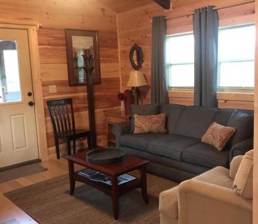 Tryon Casa | Moore Road Cabin 2 Pet Friendly