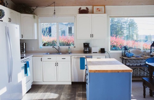 Lummi Island Casa | Mooring buoy-Beach