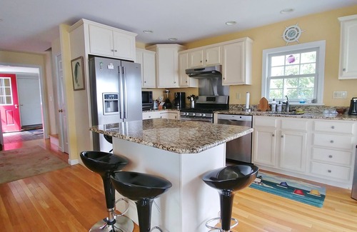 Mid-Coast and Islands Casa | Moorings - Enjoy sweeping sunrises from this waterfront home on Basin Point.