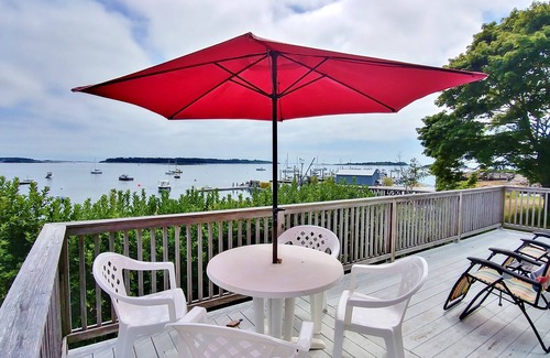 Mid-Coast and Islands Casa | Moorings - Enjoy sweeping sunrises from this waterfront home on Basin Point.