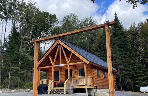 Pittsburg Cabina | Moose Alley Cabin On The Rocks in Pittsburg New Hampshire. New for 2022