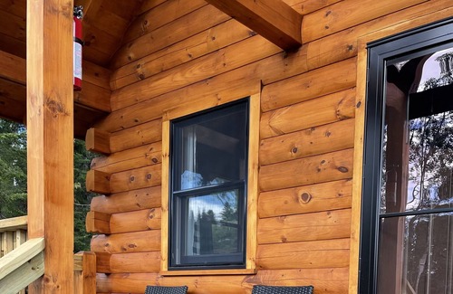 Pittsburg Cabina | Moose Alley Cabin On The Rocks in Pittsburg New Hampshire. New for 2022
