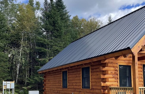 Pittsburg Cabina | Moose Alley Cabin On The Rocks in Pittsburg New Hampshire. New for 2022
