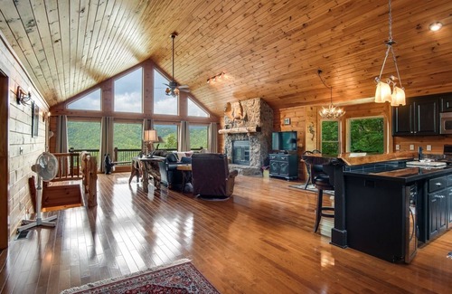 Bryson City Cabina | Moose Cabin- Luxury with Amazing Views