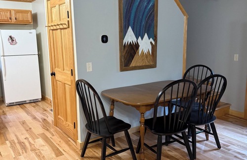 Rangeley Casa | MOOSE CALL INN, Cozy 2bedroom house in Rangeley, snowmobile from the front door!