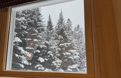 Rangeley Casa | MOOSE CALL INN, Cozy 2bedroom house in Rangeley, snowmobile from the front door!