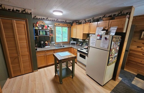 Hayward Cabina | Tucked away in a private cove on the south shore of Moose Lake!