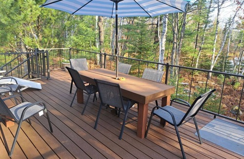 Hayward Cabina | Tucked away in a private cove on the south shore of Moose Lake!