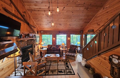 Hayward Cabina | Tucked away in a private cove on the south shore of Moose Lake!