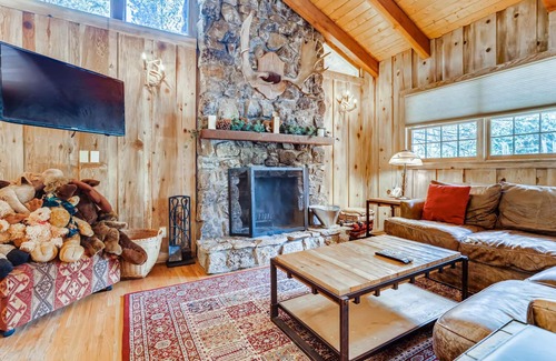 Weisshorn Casa | Moose Hut Cabin - Dog Friendly & Shared Hot Tub!