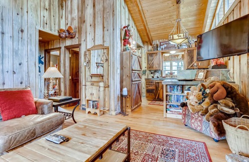 Weisshorn Casa | Moose Hut Cabin - Dog Friendly & Shared Hot Tub!