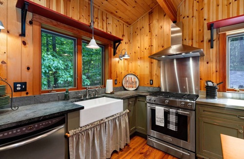 Pedlars Edge Cabina | Moose Lodge/Great for Families/Walk to Slopes/Hot Tub/Pool Table/Fire Pit