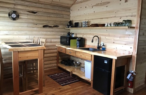 Emigrant Cabina | Moose log cabin in Paradise Valley 27 miles from the North to Yellowstone Park.