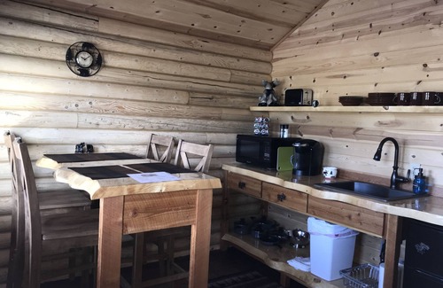 Emigrant Cabina | Moose log cabin in Paradise Valley 27 miles from the North to Yellowstone Park.