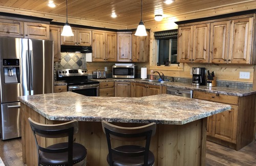 Island Park Casa | Moose Meadow Lodge - NUEVA LISTA - garaje con salida para cargador de automóvil eléctrico